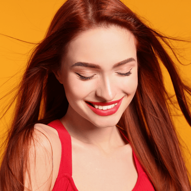 femme souriante au cheveux rouge