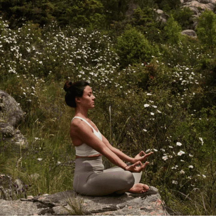 femme faisant du yoga