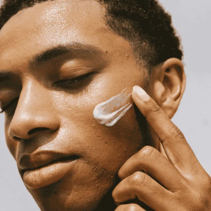 peau hydratée avec crème