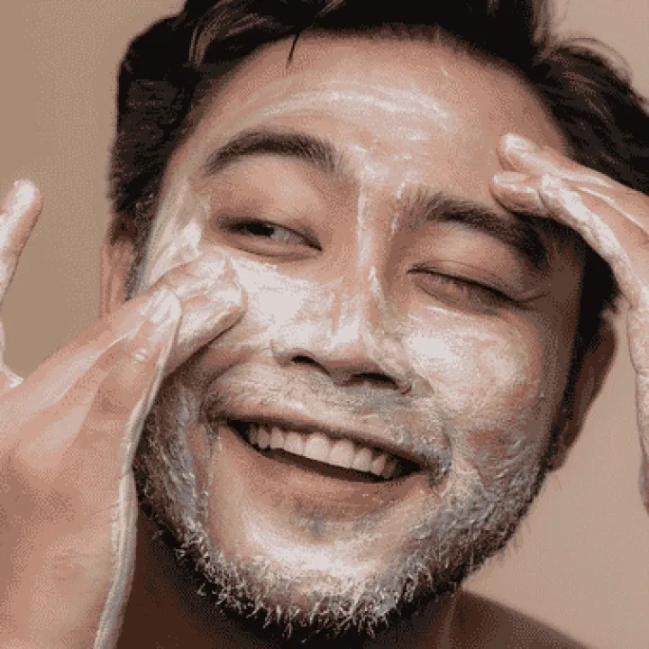 homme qui se lave le visage