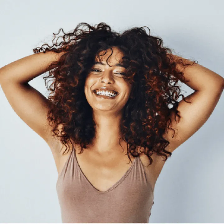 femme avec cheveux bouclés