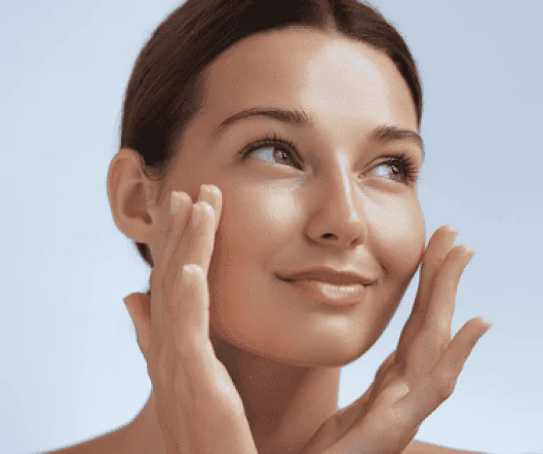 femme avec peau hydratée