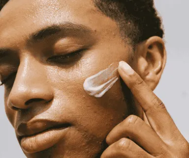 Homme avec crème hydratante
